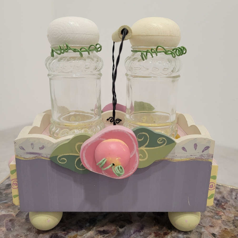 Shaker Set with Decorative Holder